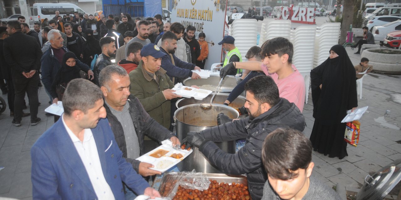 Cizre Belediyesi, her gün 500 kişiyi iftarda buluşturuyor