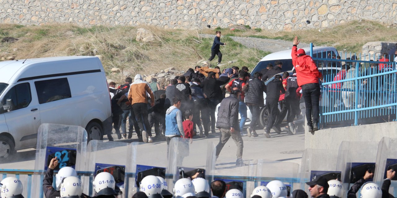 Şırnak’ta maçı bahane edip polise taşla saldıran guruba gazlı müdahale