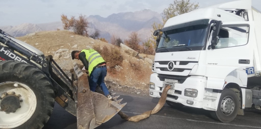 ŞENOBA BELEDİYESİ KAZA YAPAN ARAÇLARIN YARDIMINA KOŞMAYA DEVAM EDİYOR