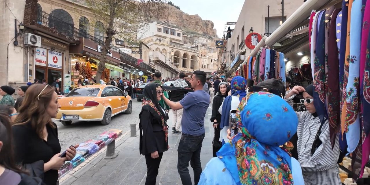 Turistlerin yoğun ilgi gösterdiği Mardin'de esnaf ilgiden çok memnun