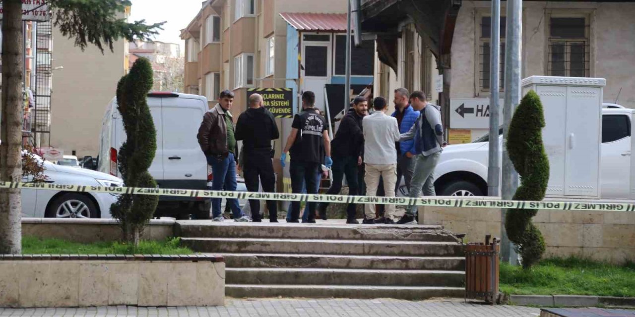 Apartmanda bulunan el bombası polisi alarma geçirdi