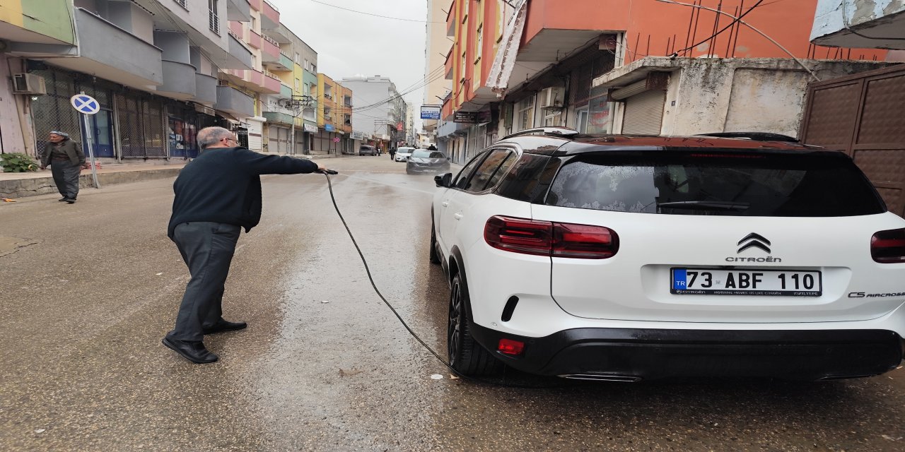 Silopi’de Gökten Çamur Yağdı: Araçlar Çamurla Kaplandı!