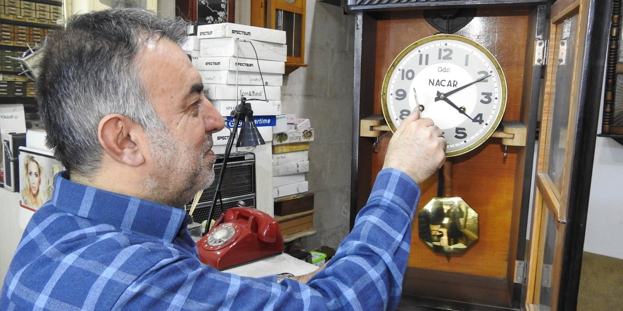 Tarihe tanıklık etmiş saatleri 10 metrekarelik dükkanında tamir ediyor