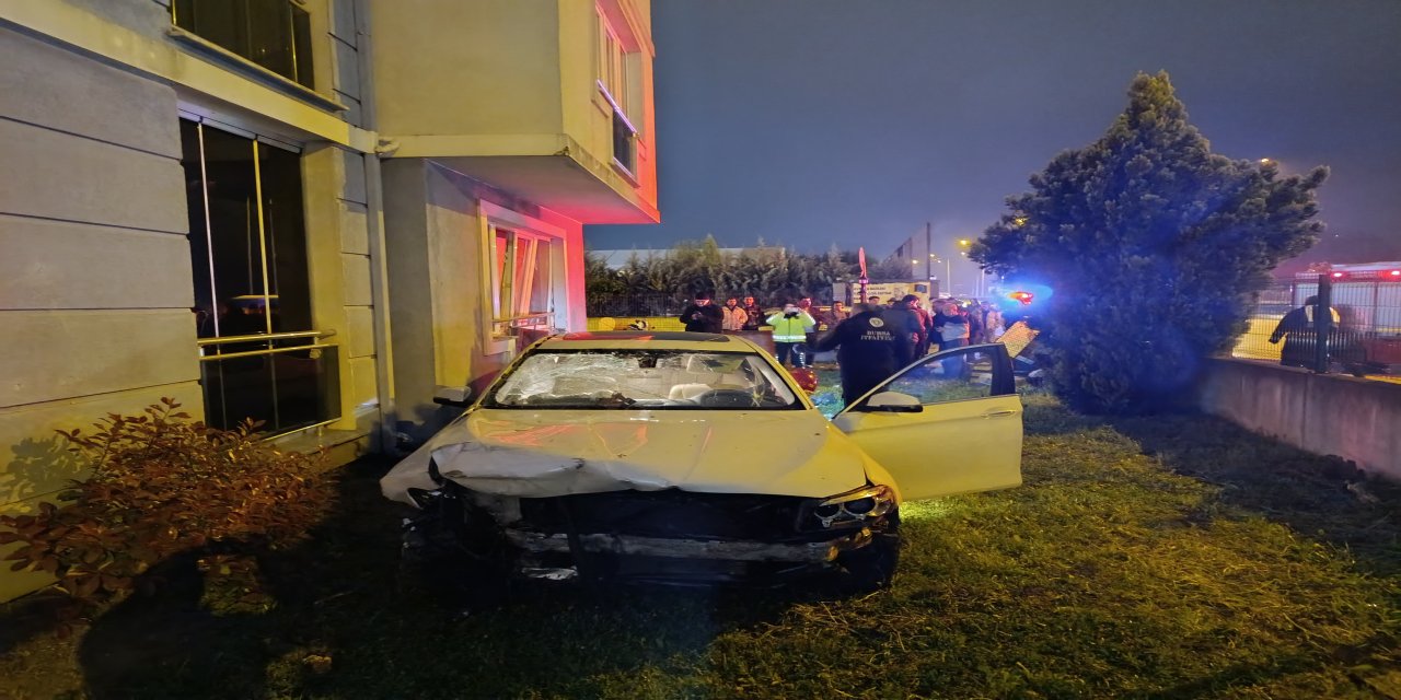Kontrolden çıkan otomobil sitenin bahçesine uçtu