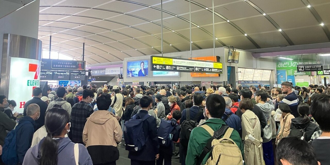 Japonya’da tren istasyonunda şüpheli paket paniği