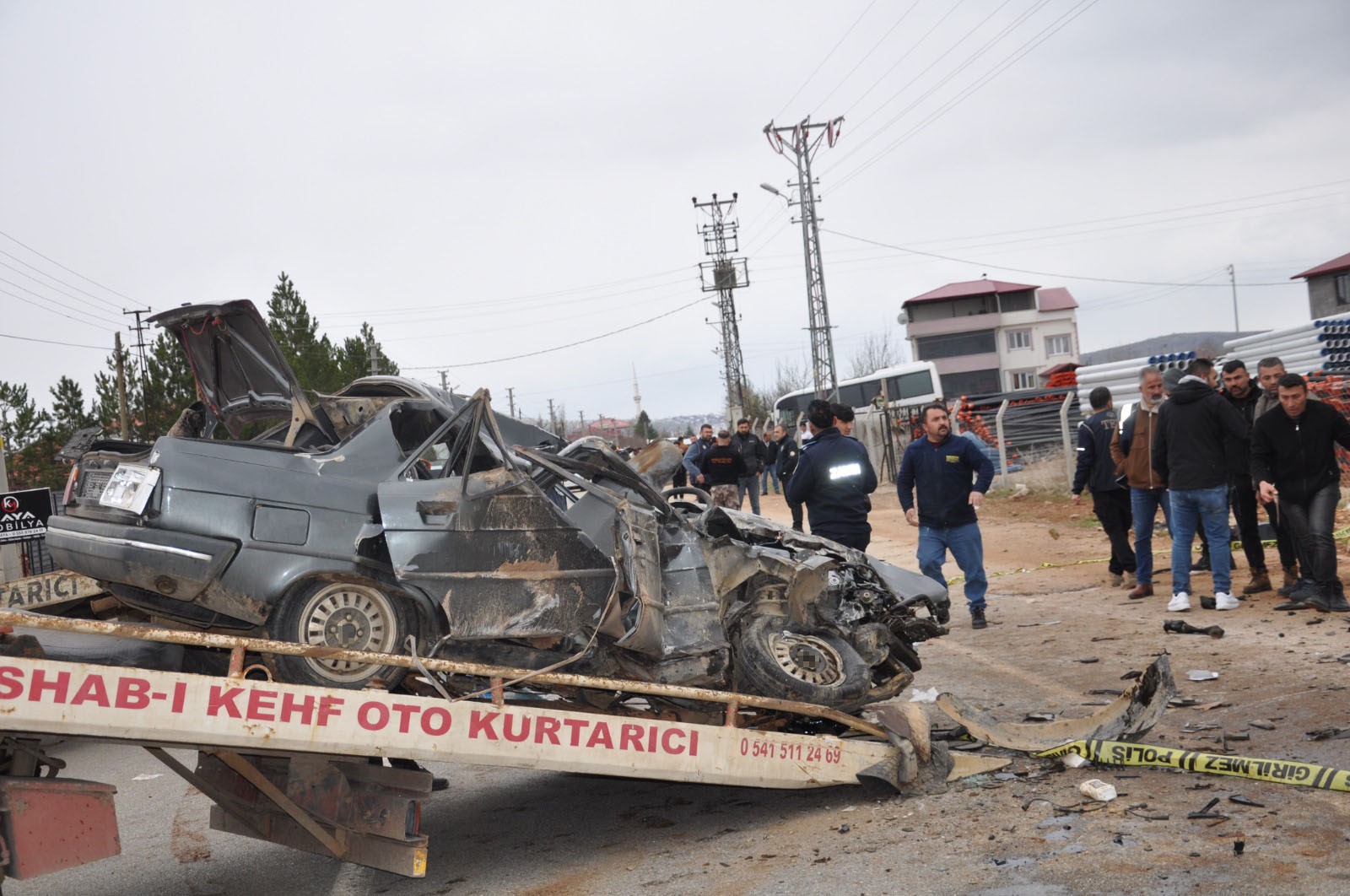 Otomobil kağıt gibi ezildi: 3 ölü, 3 yaralı