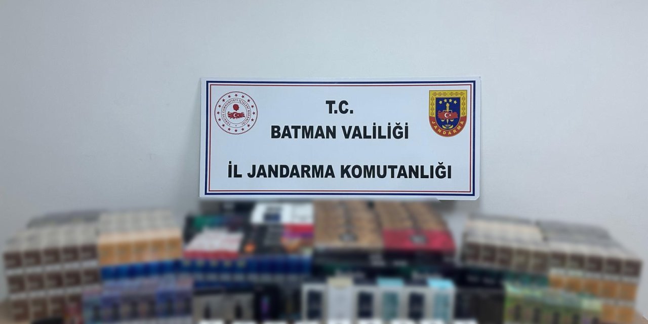 Kargo önünde pusuya yatan jandarma, kaçakçıları suç üstü yakaladı