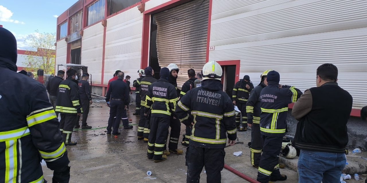Diyarbakır'da fabrika deposundaki yangını söndürme anları kask kamerasına yansıdı