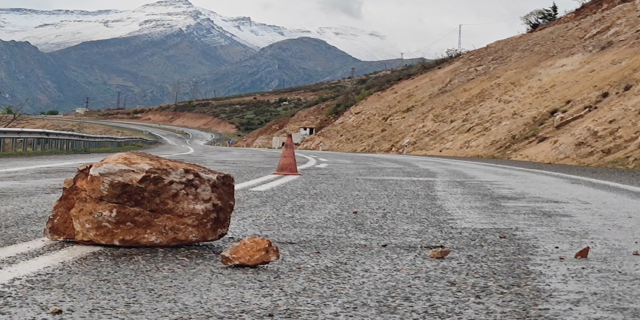 Şırnak - Siirt karsyoluna dev kaya düştü