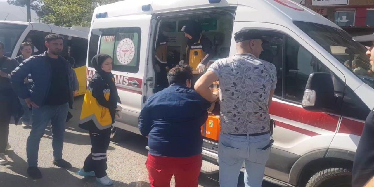 Birbirlerine taş, duba ve bıçakla saldırdılar: