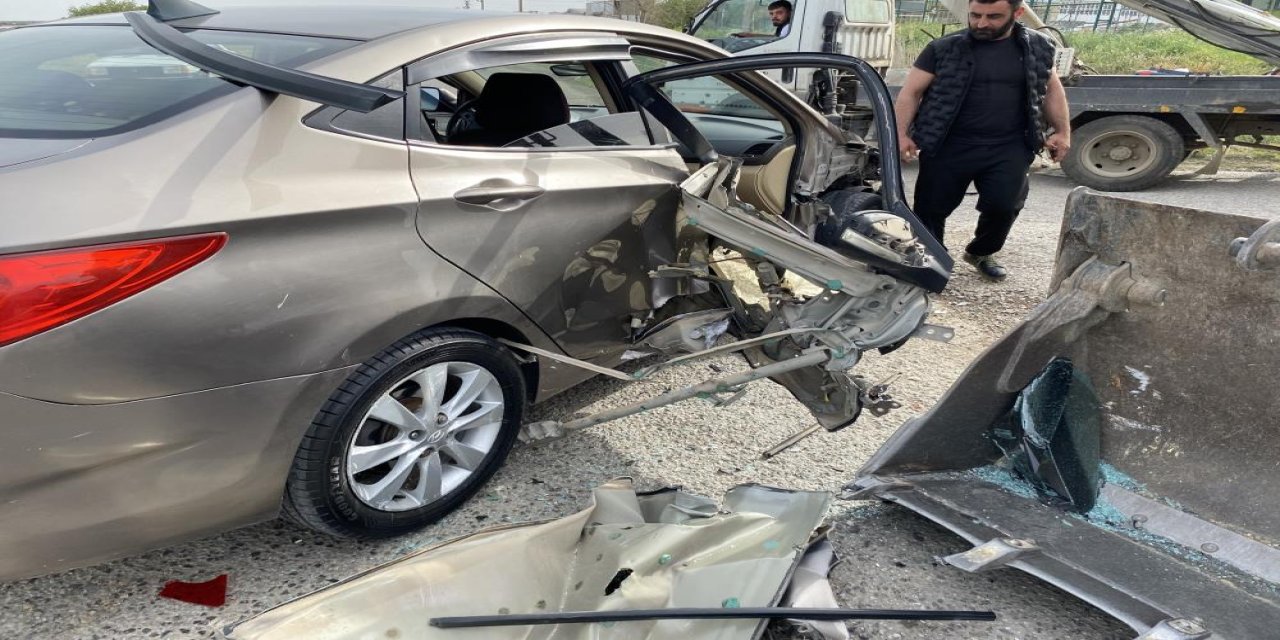 Ayvalık’ta iş makinesi ile otomobil çarpıştı: 1 çocuk ve 1 hamile kadın yaralandı