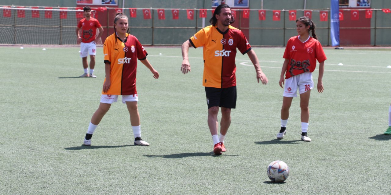 Galatasaray'ın Efsaneleri Cizre'de gençlerle dostluk maçı oynadı