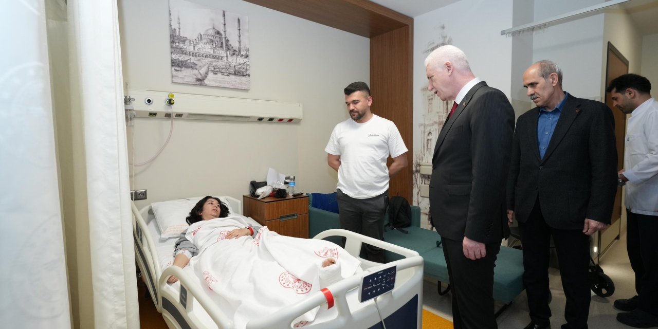 İstanbul Valisi Davut Gül depremde yaralanan vatandaşları ziyaret etti