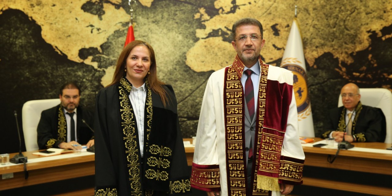 Rektör Alkış, Profesörlük unvanı alan Tuzkaya’ya cübbesini giydirdi
