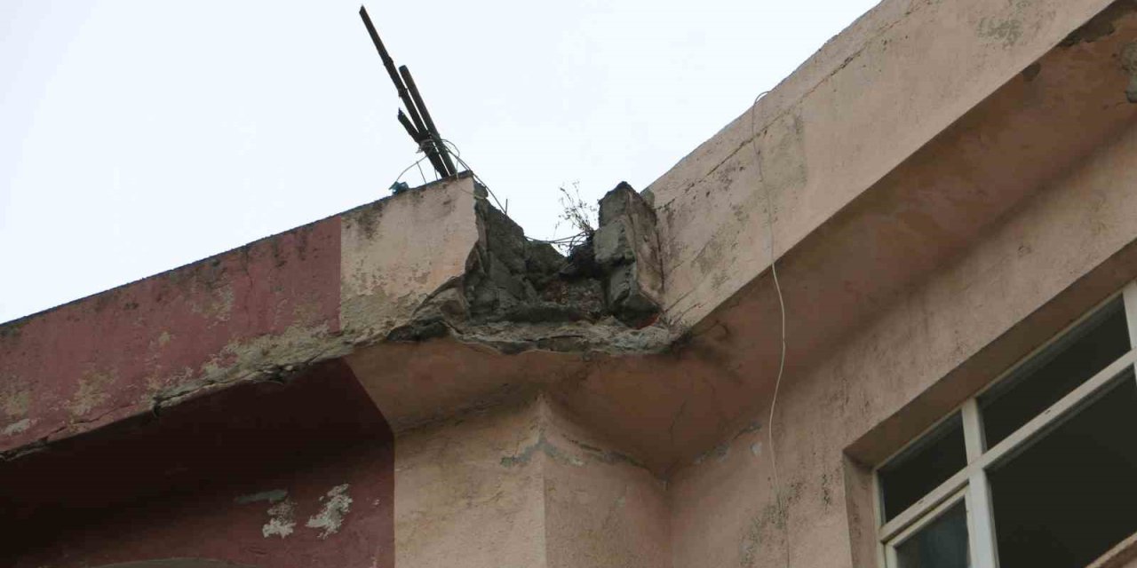 Diyarbakır’da ağır hasarlı apartman tehlike saçıyor