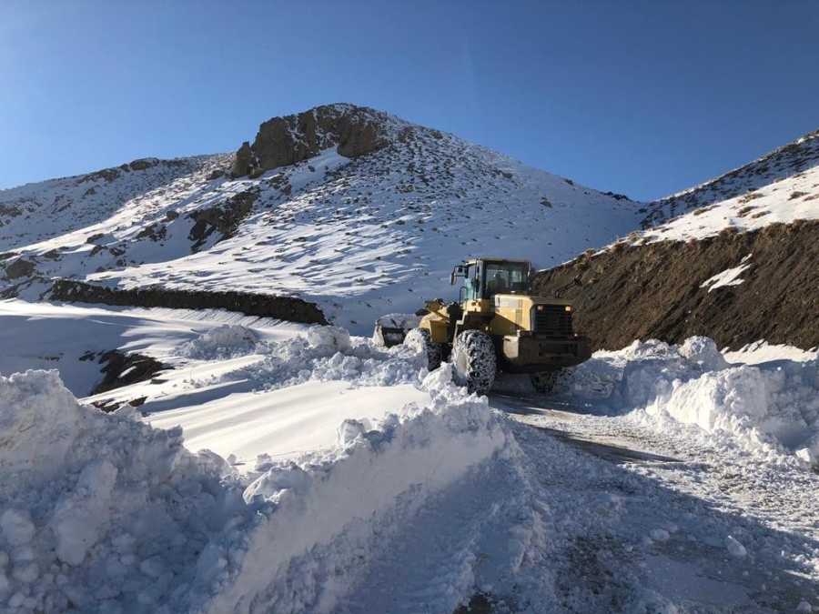 Şırnak’ta kardan kapanan köy yolları ekipler tarafından açılıyor