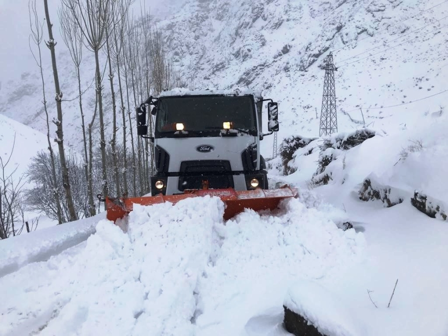 Şırnak’ta kar 1 metreyi buldu