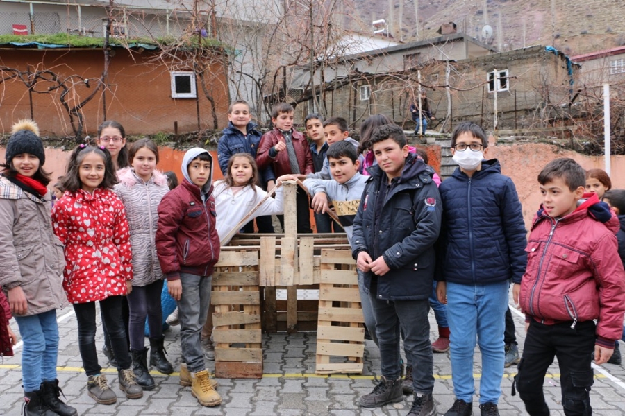 ŞIRNAK’TA POLİS VE ÇOCUKLAR ELE ELE VERDİ, SOKAK HAYVANLARINA BARINAK YAPTI