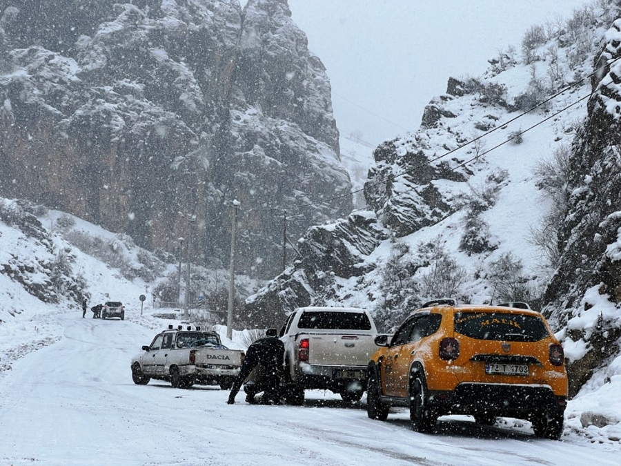 ŞIRNAK'TA YOĞUN KAR YAĞIŞI ULAŞIMI OLUMSUZ ETKİLEDİ