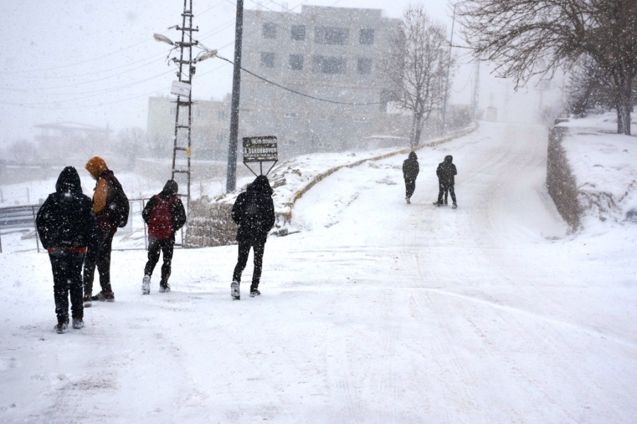 Şırnak’ta kar kalınlığı 20 santime ulaştı, mahsur kalan 43 kişi kurtarıldı