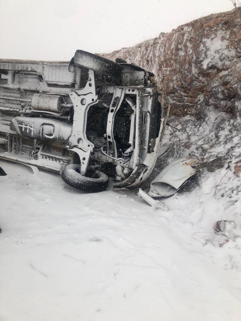 ŞIRNAK’TA KAR YAĞIŞI KAZAYA NEDEN OLDU