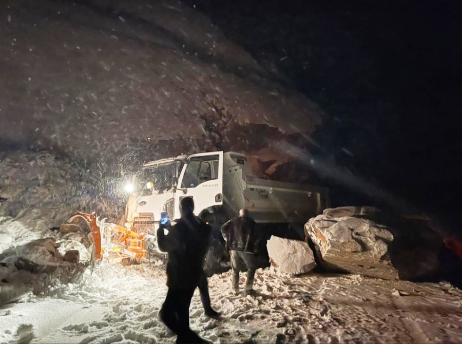 Şırnak’ta dev kayalar ilçe yolunu ulaşıma kapattı