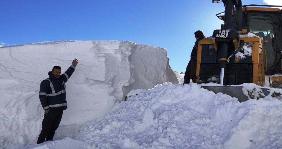 ŞIRNAK’TA KAR KALINLIĞI DOZER BOYUNU AŞTI, EKSİ 17 DERECEDE ÇALIŞMALAR DEVAM EDİYOR