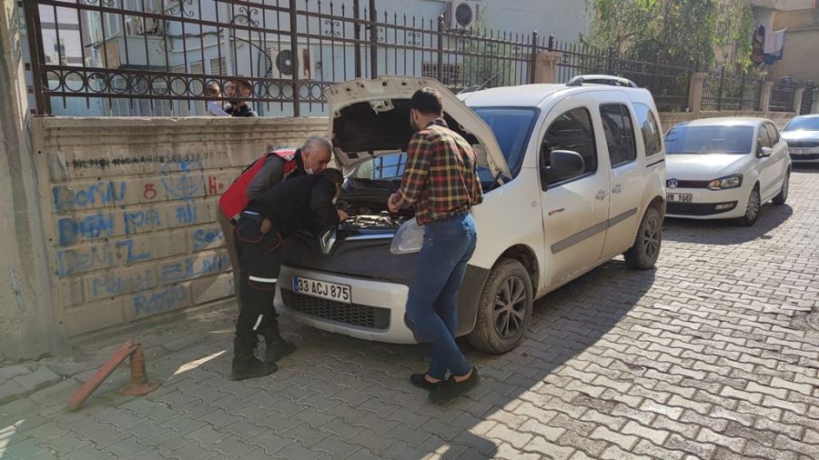 ARAÇ MOTORUNA SIKIŞAN KEDİYİ İTFAİYE EKİPLERİ KURTARDI