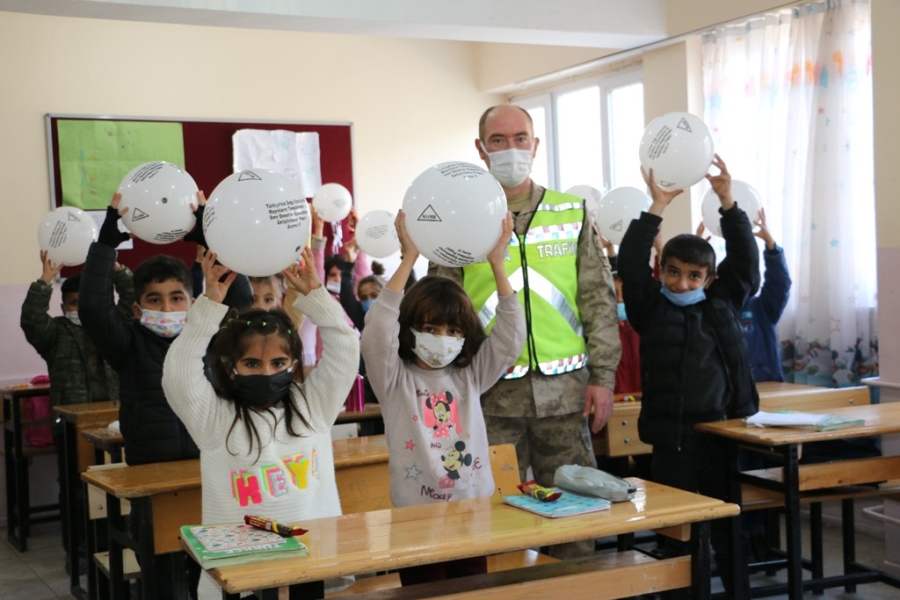 JANDARMA EKİPLERİNDEN KÖY OKULLARINDA EĞİTİM GÖREN ÇOCUKLARA HEDİYE