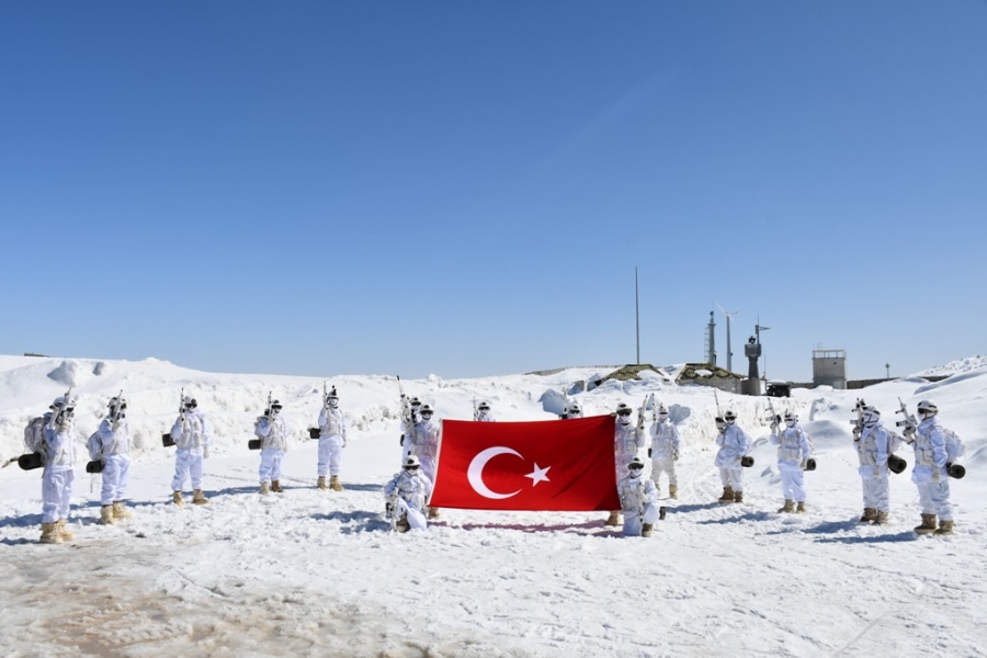 MEHMETÇİK KATO DAĞI’NDA 7 METREYİ BULAN KARDA VATAN NÖBETİNDE KUŞ UÇURTMUYOR