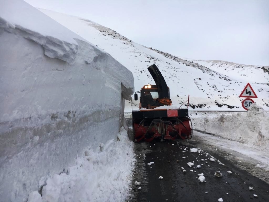 Uludere-Uzungeçit'e çığ düştü, yol saatler sonra ulaşıma açıldı