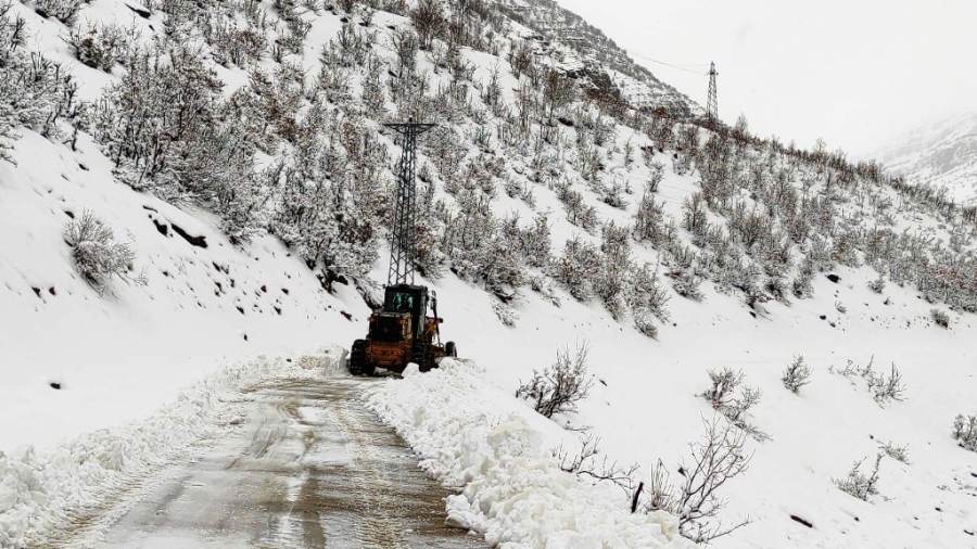 Şırnak’ta kardan kapanan köy yollarında çalışmalar devam ediyor