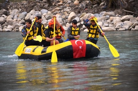 ŞIRNAK’TA ŞEHİTLER ANISINA RAFTİNG YAPIP TÜRK BAYRAĞI VE PANKART AÇTILAR