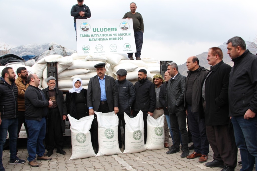 ŞIRNAK’TA ARICILARA YEMLİK ŞEKER DAĞITILDI