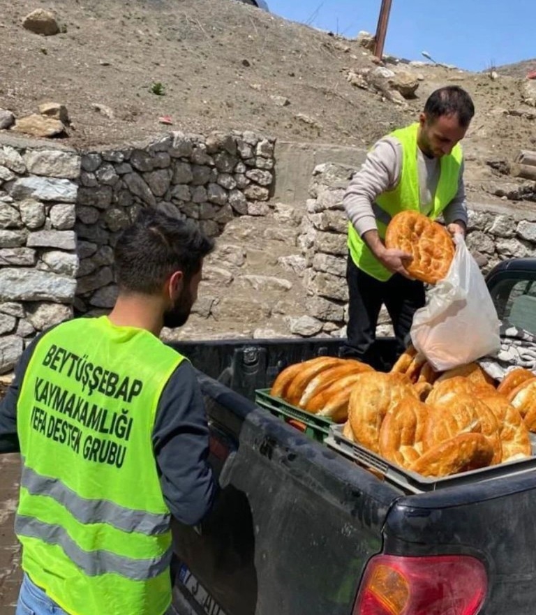 BEYTÜŞŞEBAP’TA HER GÜN 300 AİLEYE SICAK EKMEK