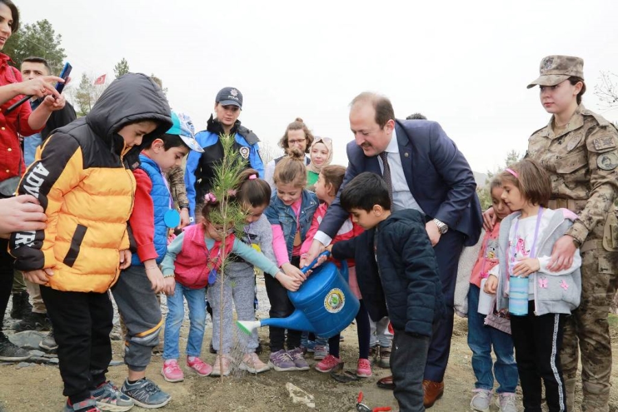 VALİ PEHLİVAN, POLİS HAFTASI ETKİNLİKLERİ KAPSAMINDA FİDAN DİKİM ETKİNLİĞİNE KATILDI