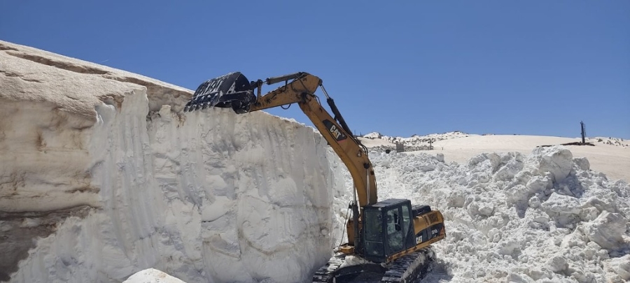 ŞIRNAK’TA NİSAN AYI ORTASINDA KAR KÜTLESİ 8 METREYİ AŞTI