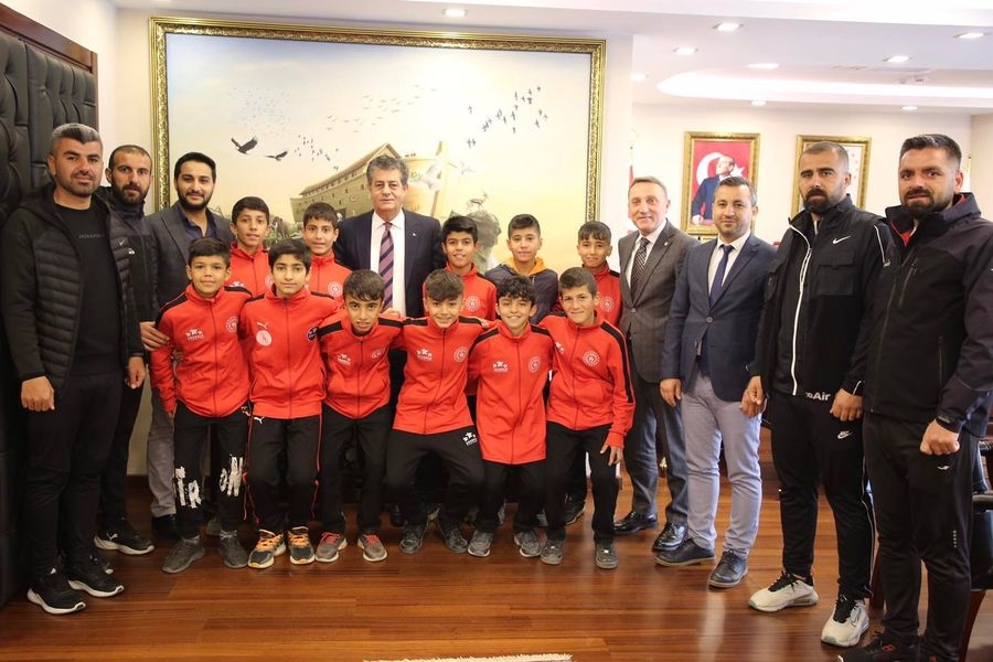 BAŞKAN YARKA MİNİK FUTBOLCULARI KABUL ETTİ