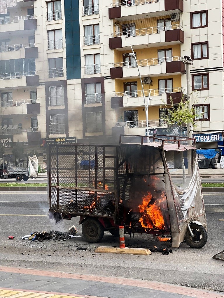 KESİLEN CEZAYA KIZDI, EKMEK TEKNESİNİ ATEŞE VERDİ