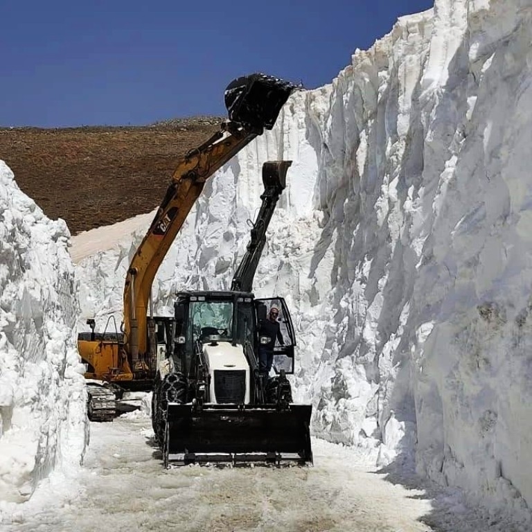 NİSAN SONU ŞIRNAK’TA 10 METREYİ BULAN KARDA YOL AÇMA ÇALIŞMALARI DEVAM EDİYOR