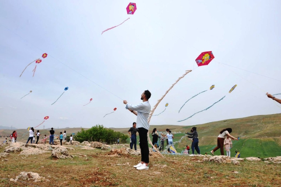 CİZRE'DE ÖĞRENCİLER UÇURTMA ŞENLİĞİNDE DOYASIYA EĞLENDİ