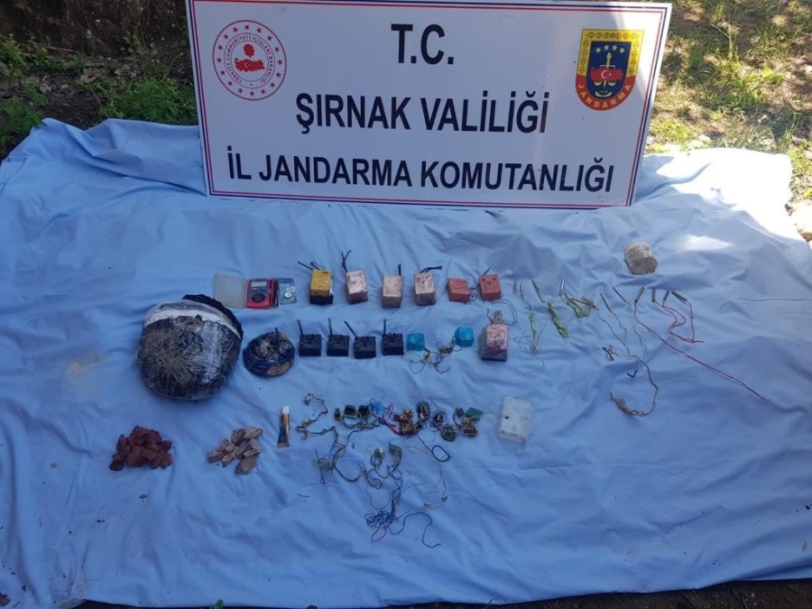 Şırnak'ta toprağa gömülü patlayıcı ve çok sayıda mühimmat bulunarak imha edildi