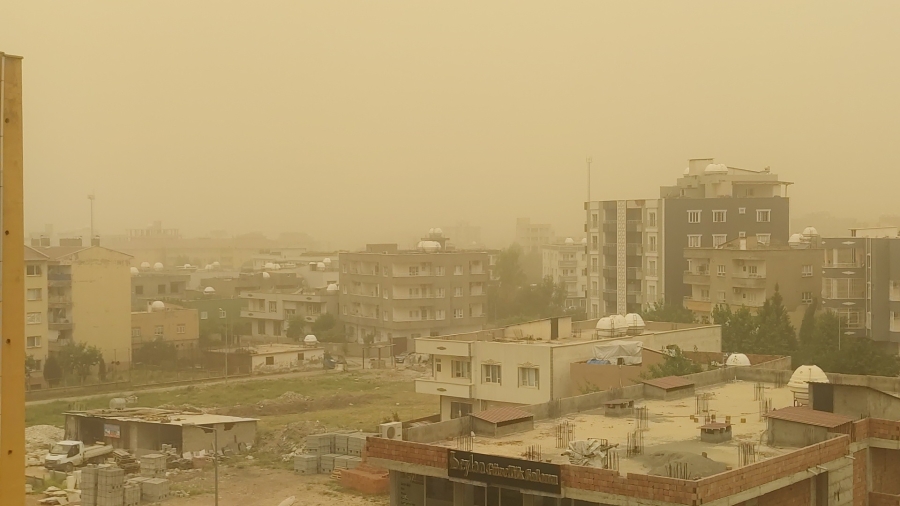 Irak’tan gelen kum fırtınası Şırnak’ta hayatı olumsuz etkiledi