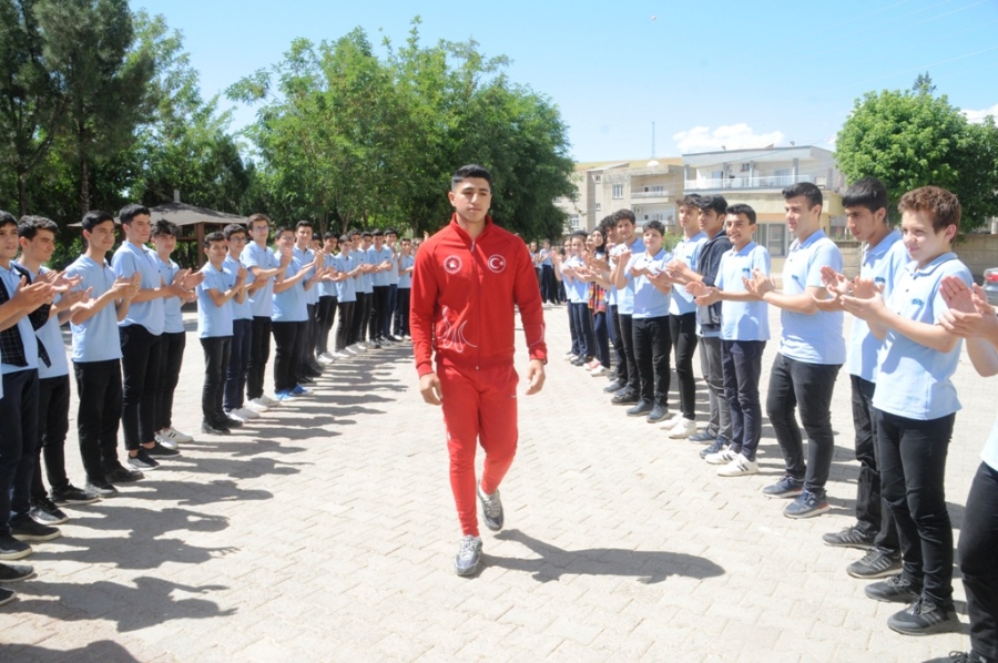 Wushu’da Avrupa Şampiyonu olan Cizreli Milli Sporcu, Okulunda Coşku ile karşılandı