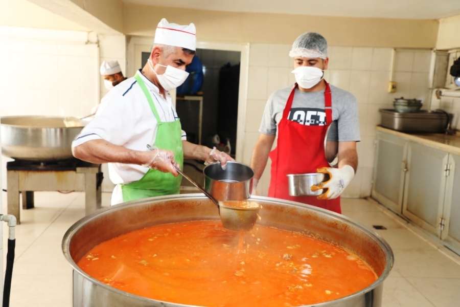 CİZRE KAYMAKAMLIĞI HER GÜN 210 AİLEYE SICAK YEMEK DESTEĞİ SAĞLIYOR