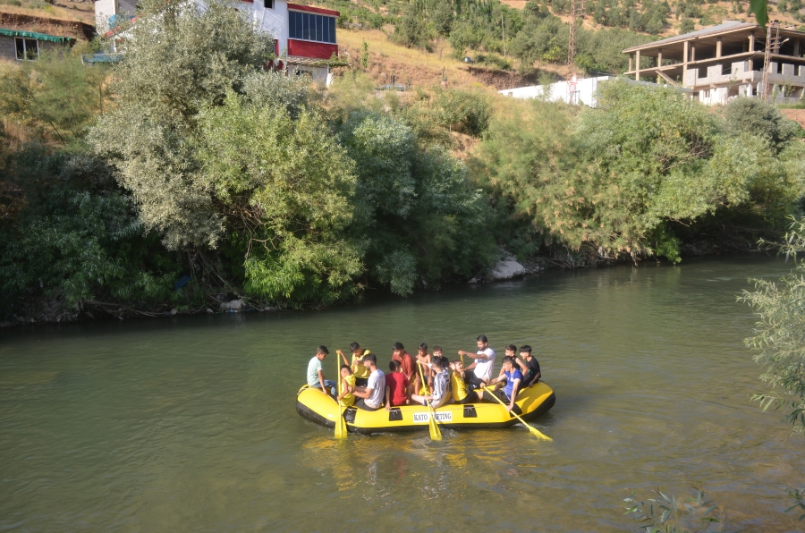 Şırnaklı çocuklar bayramı rafting heyecanıyla geçirdi