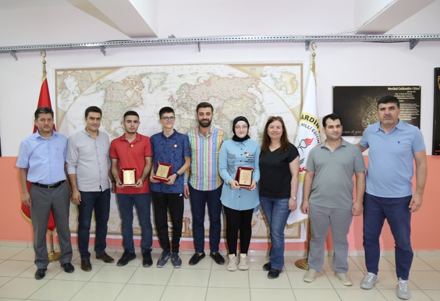 YKS'de derece yapan Mardin Fen Lisesi öğrencileri altınla ödüllendirildi