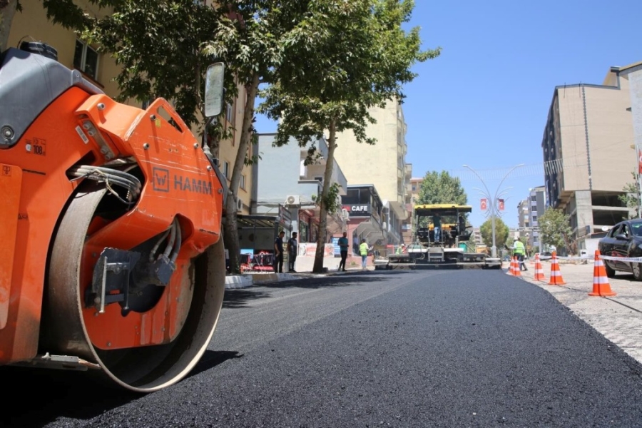 ALT YAPI ÇALIŞMALARI BİTEN YOLLARDA 2. KAT ASFALT ÇALIŞMALARI BAŞLADI