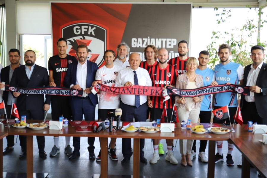 Gaziantep Fk Yeni Transferleri İçin İmza Töreni Düzenledi