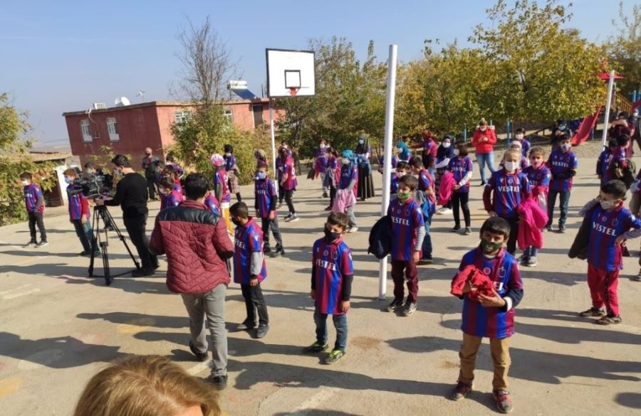 Trabzonspor yönetiminden, Diyarbakır'ın 'Trabzonsporlu köyüne' forma hediyesi